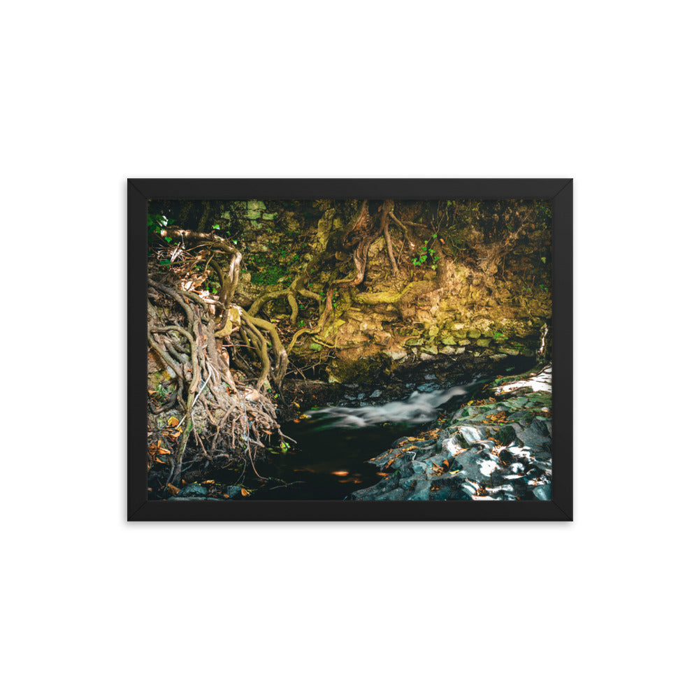 Ruine am Bachlauf - Gerahmtes Poster - Das Lädchen von Fotograf Oberberg