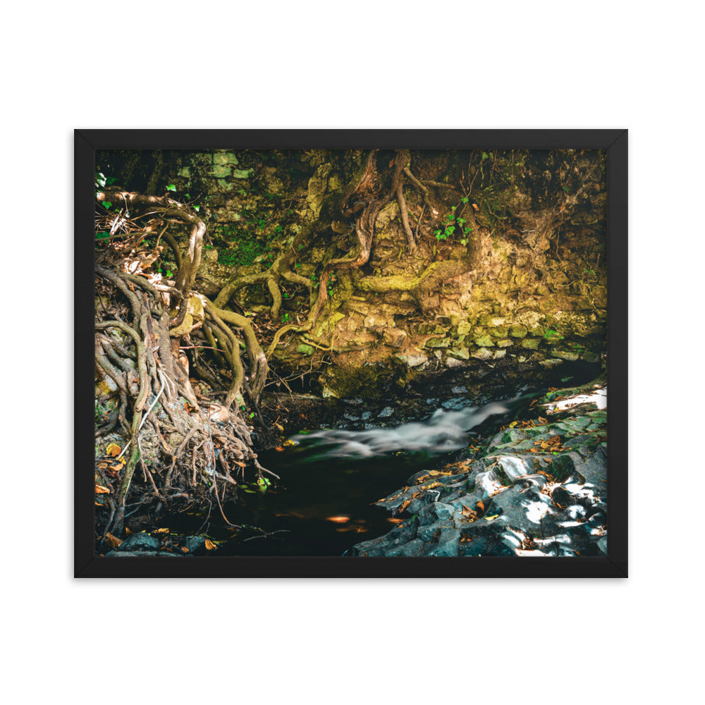 Ruine am Bachlauf - Gerahmtes Poster - Das Lädchen von Fotograf Oberberg