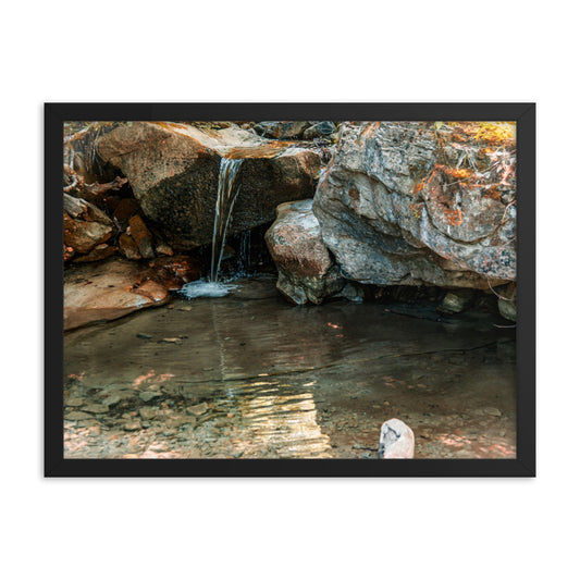 Plätschernder Bach - Gerahmtes Poster - Das Lädchen von Fotograf Oberberg