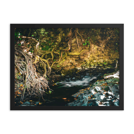 Ruine am Bachlauf - Gerahmtes Poster - Das Lädchen von Fotograf Oberberg