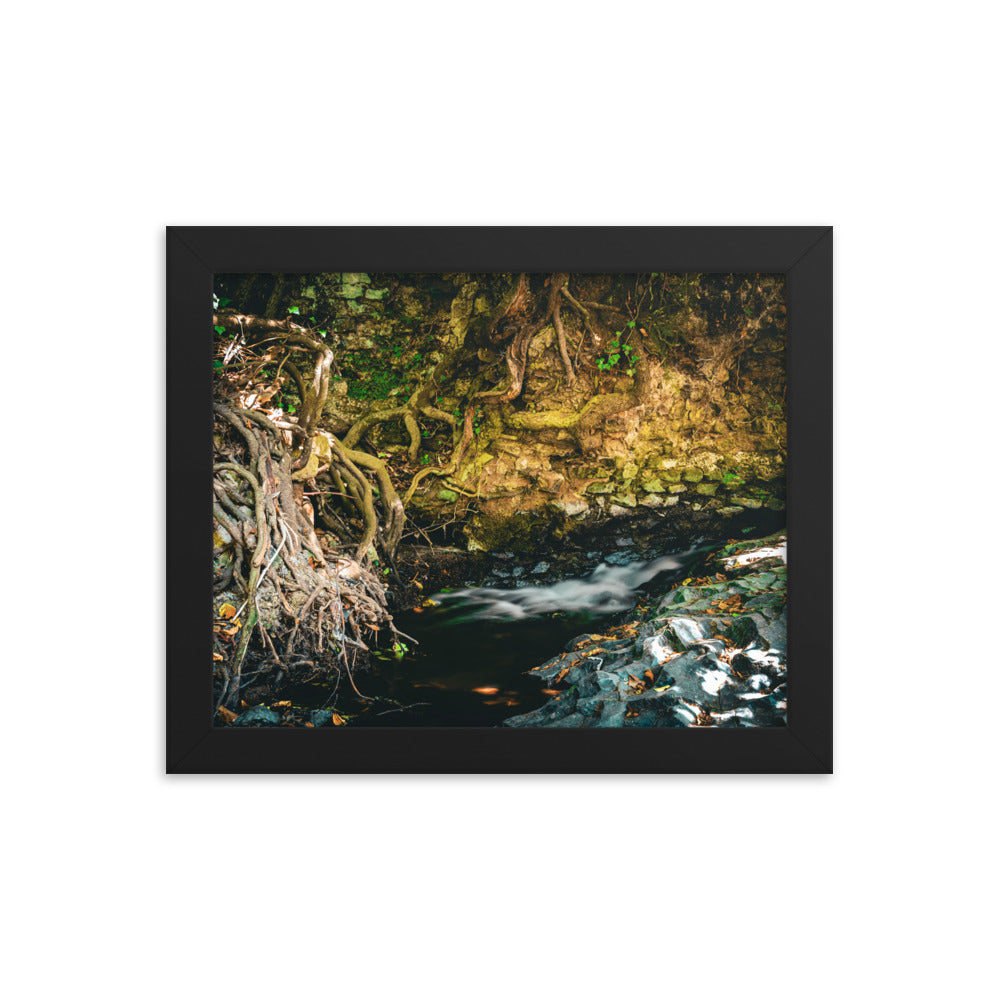 Ruine am Bachlauf - Gerahmtes Poster - Das Lädchen von Fotograf Oberberg