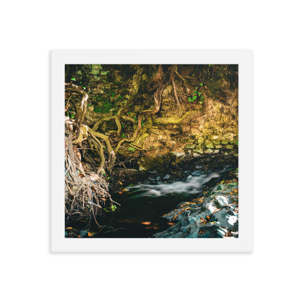 Ruine am Bachlauf - Gerahmtes Poster - Das Lädchen von Fotograf Oberberg