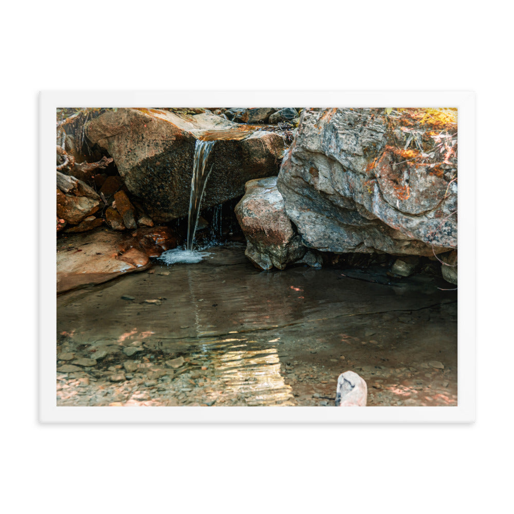 Plätschernder Bach - Gerahmtes Poster - Das Lädchen von Fotograf Oberberg