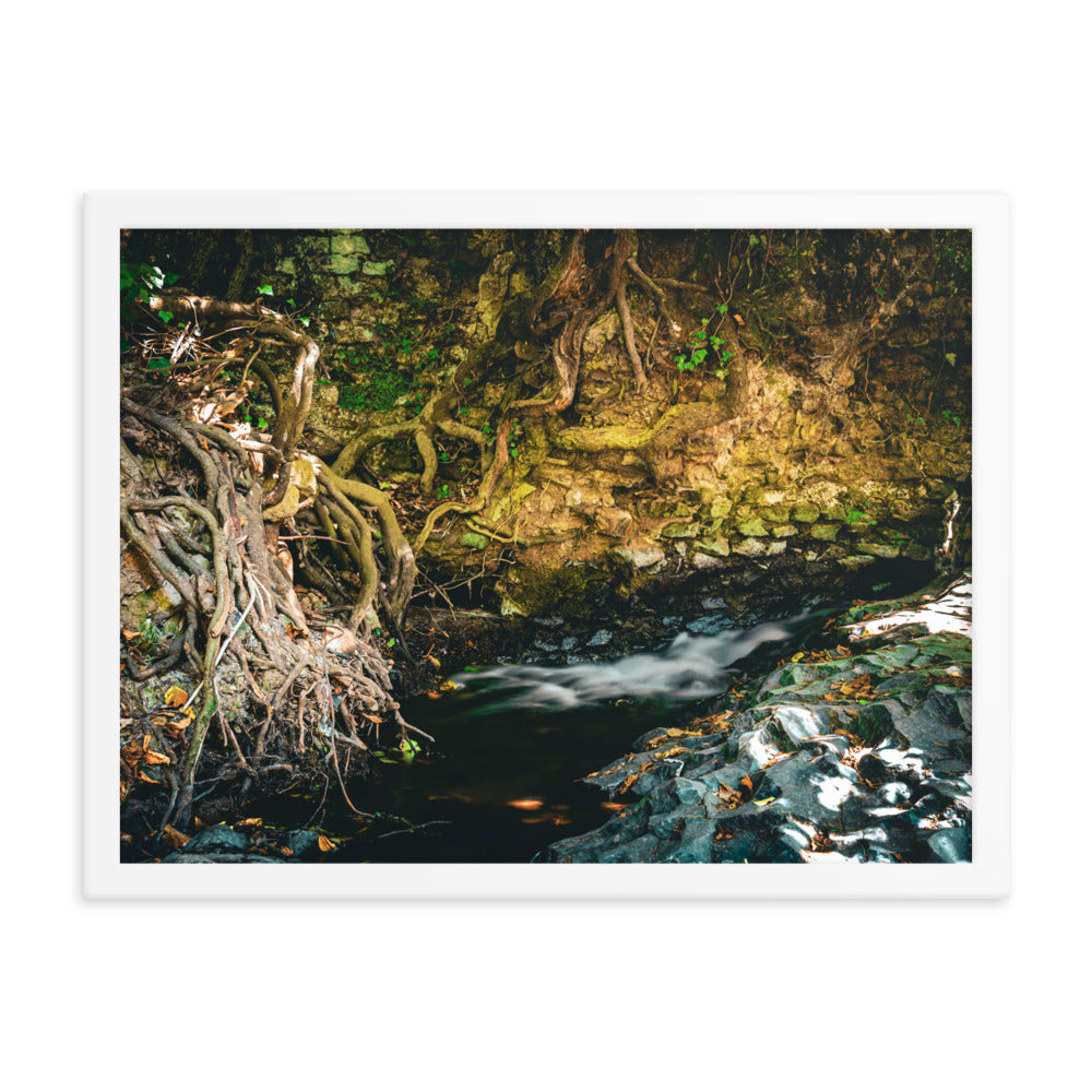 Ruine am Bachlauf - Gerahmtes Poster - Das Lädchen von Fotograf Oberberg