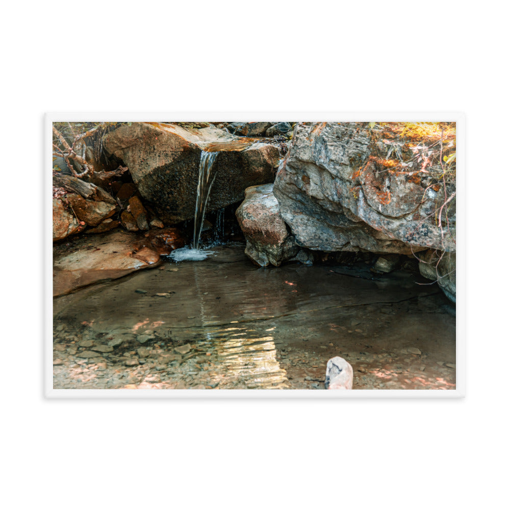 Plätschernder Bach - Gerahmtes Poster - Das Lädchen von Fotograf Oberberg